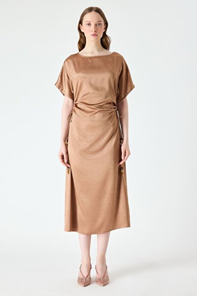 FEVER Parlak kırışık yüzeyli diz altı elbise