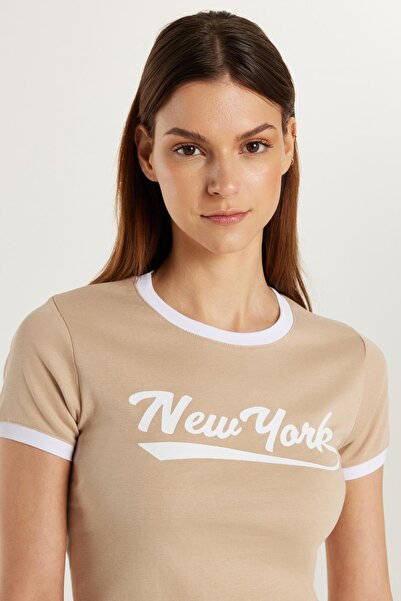 Tudors تي شيرت نسائي بقصة ضيقة 100% قطن بياقة دائرية ومطبوع باللون البيج