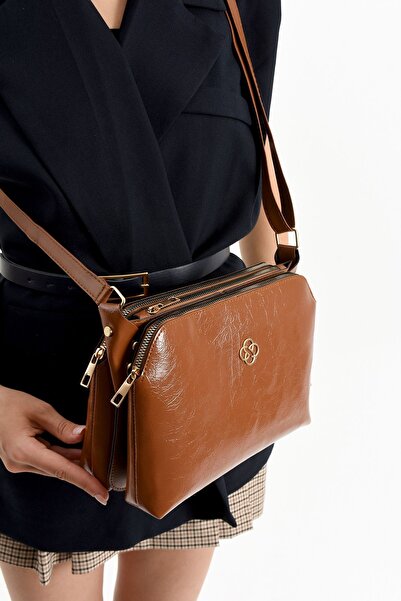 mugalas Barna ráncos mintás többrekeszes, állítható vállpántos minőségi táska