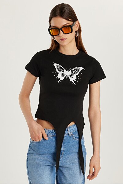 Tudors تي شيرت نسائي ذو قصة ضيقة وأكمام قصيرة وياقة دائرية ومطبوع باللون الأسود