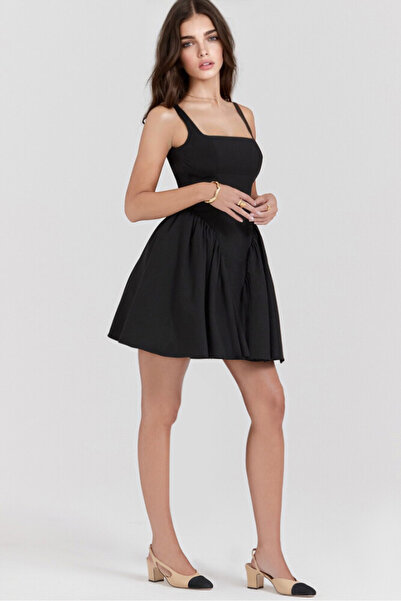 BERFUĞ KIRAN SİYAH SIRT DEKOLTELİ KURDELE DETAYLI MİNİ ELBİSE