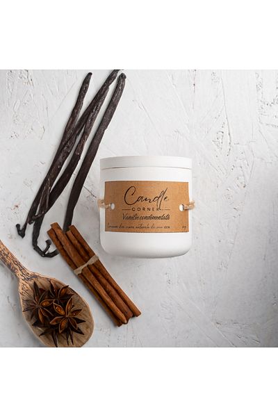 Candle Corner Lumânare parfumată lucrată manual din ceară de soia 100% naturală, Vanilie condimentată, Recipient ceramic alb, 150 g