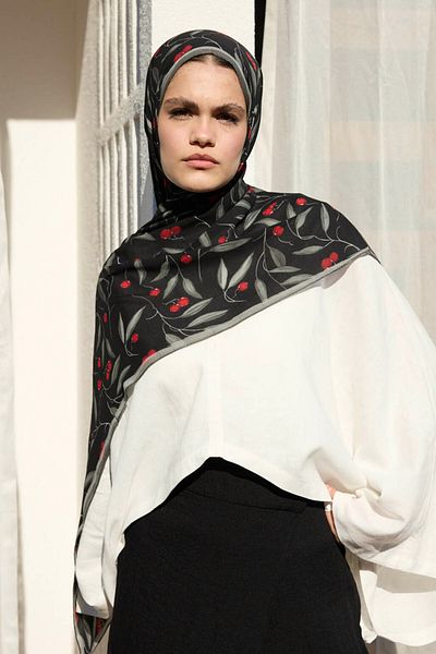 Qef Deluxe Summer Shawl Red Berries