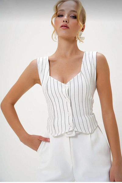 Safgiyim44 Heart Collar Line and Button Detailed Vest