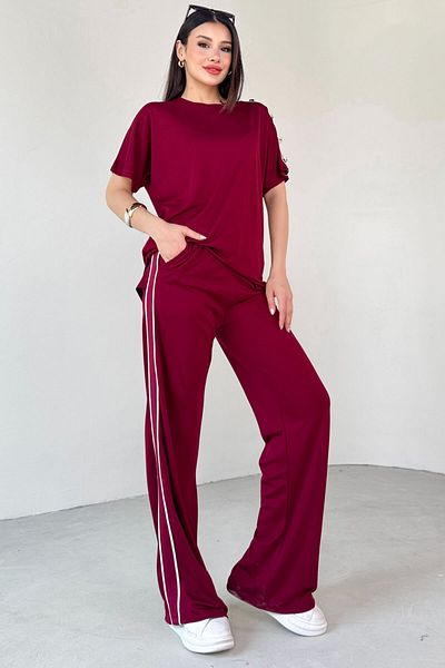 Cappmoda TKM-13300 تي شيرت كبير الحجم بأزرار على الكتف باللون العنابي وبنطلون فضفاض بدلة مكونة من قطعتين