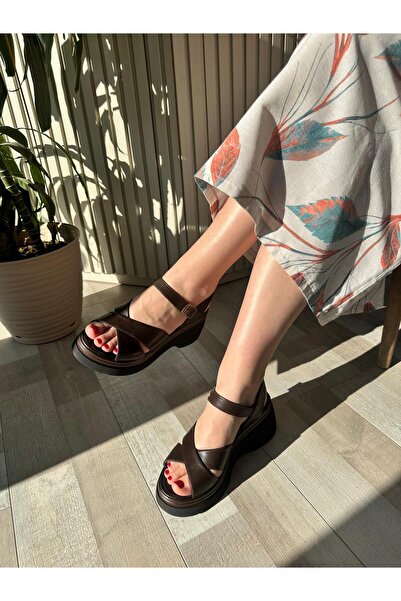 Hermones صندل نسائي من الجلد الطبيعي بكعب عريض من Mira باللون البني - مربوط ح...