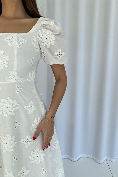 Mine Tan Butik Рокля с бродерия и квадратно деколте с балон ръкав - бяла