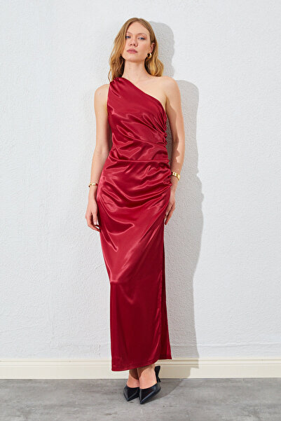 EDITION WOMAN Σατέν φόρεμα με ντραπέ στο πλάι του ενός ώμου - Βουργουνδία |  ...