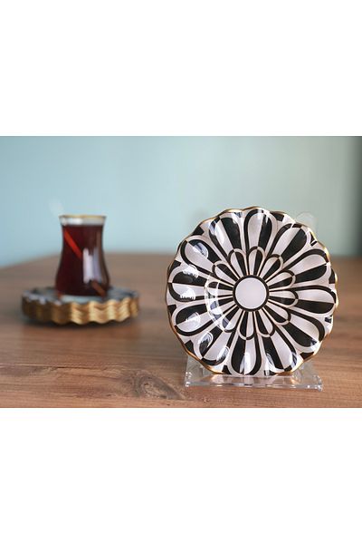 B&M 6 Pieces of Daisy Patterned Curved Tea Plate