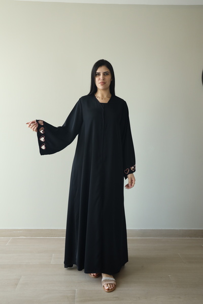 LINELLE عباية نسائية من قماش النيدا - أكمام جرسية مع تفاصيل قلب مقطوعة بالليز...