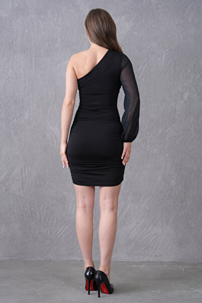 bayansepeti Rochie mini neagră din material flexibil, cu o mânecă și detaliu la piept, rochie mini neagră 4000