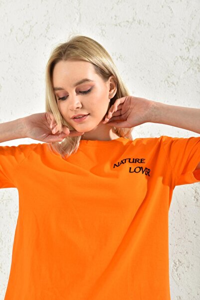 MOVİMENT Πορτοκαλί μπλουζάκι με κεντημένο μπροστινό μέρος και λεπτομέρεια στάμπας στην πλάτη