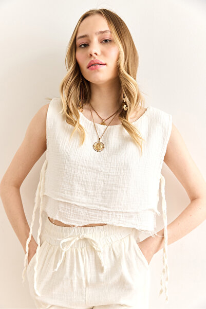 Olalook Weiße Damenbluse aus Musselin mit doppellagigen, unordentlichen Nähten und Schnürdetail BLZ-19002924