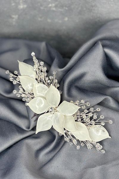 Hayalperest boncuk White Pearlescent Essence Scalloped Bridal Hair Accessory