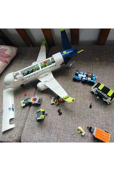 Choice 913pcs Passenger Aircraft Building Block Bricks City Series Compatible 60367 Passenger Airplane Larg