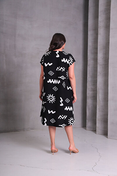 Şans Γυναικείο φόρεμα μεγάλου μεγέθους μαύρο, λαιμόκοψη, κοντομάνικο με στάμπα με τσέπες 65N38974