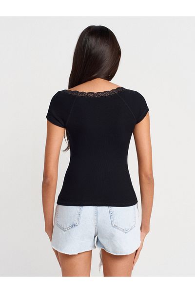 Dilvin 31845 Lace Detailed Buttoned Top-Black
