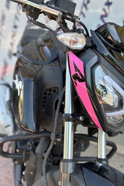 Banxtre Autocolant pentru sprâncene faruri cu logo R de culoare roz pentru TVS Raider (2 buc)