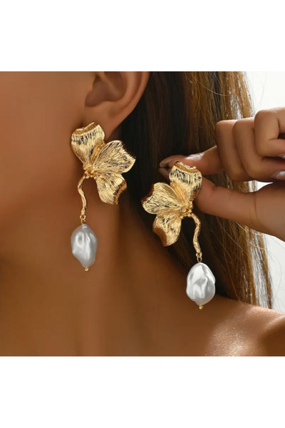 MAURA LIYUZA Pearl Detailed Large Leaf Pattern Design Earrings