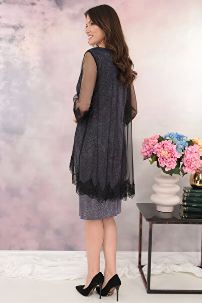 cupper Μωβ φόρεμα από λούρεξ για περίσταση με τούλινη κάπα και μαύρο κέντημα