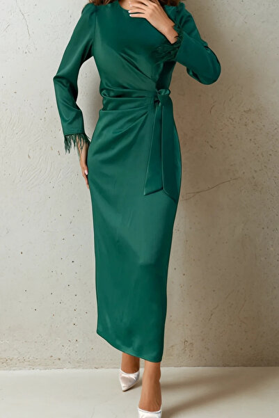 Asya Karen فستان حجاب من الساتان بأكمام ريشة