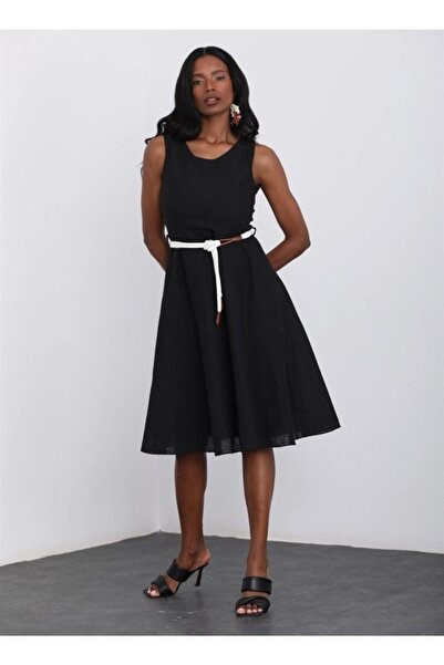 BEBE PLUS Γυναικείο φόρεμα με αμάνικο κορδόνι με λαιμόκοψη