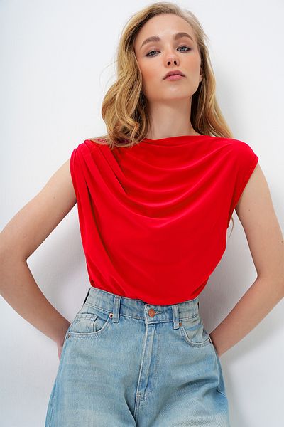 Trend Alaçatı Stili Women's Red Stand Collar Shoulder Draped Sleeveless Sandy Blouse Alc-X10021