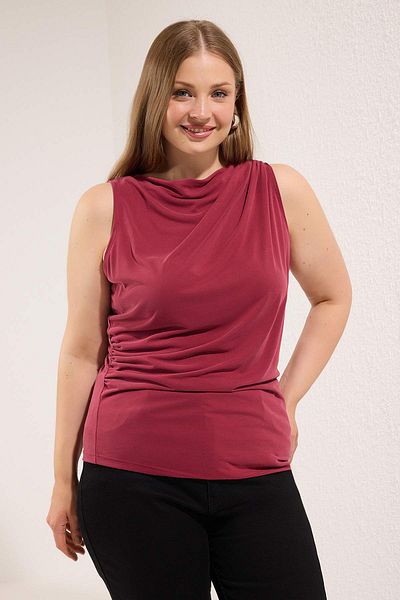 Trendyol Curve Burgunderrote, nachhaltigere Modal-Inhaltsstoffe, drapierte, detaillierte Degaje-Kragen-Strickbluse in Übergröße TBBSS25AF00114