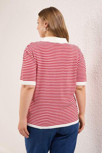 Trendyol Curve Rote gestreifte Strickbluse mit Polokragen TBBSS25AF00115