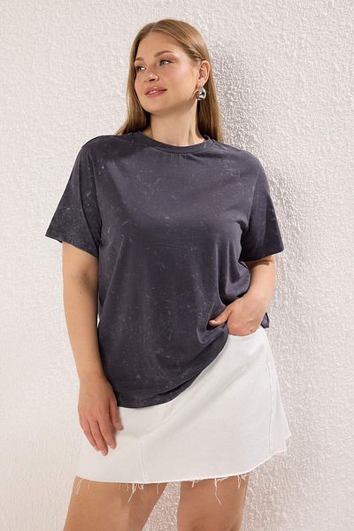 Trendyol Curve Koszulka typu boyfriend/szeroki krój w kolorze antracytowym, 100% bawełny z efektem sprania