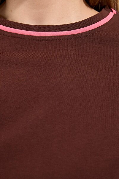 Trendyol Curve Μπλουζάκι με λαιμόκοψη σε καφέ χρώμα, λεπτομερή Basic και μεγάλο μέγεθος