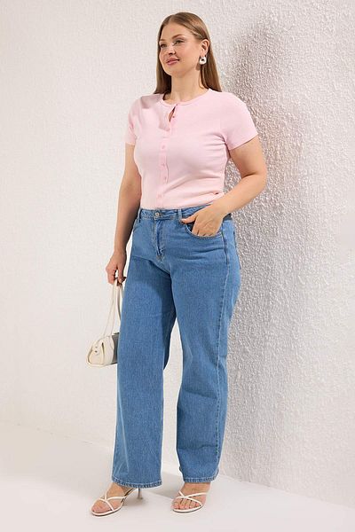 Trendyol Curve Rosa, taillierte, gerippte Strickbluse mit Knopfdetail in Übergröße TBBSS25AF00060