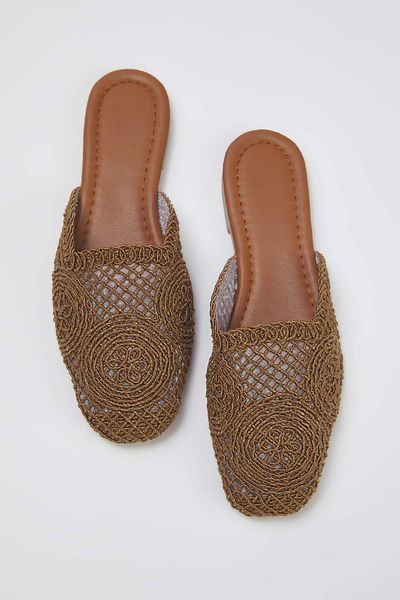 TRENDYOL SHOES Hnědé dámské pantofle Mule s uzavřeným předním dílem TAKSS24TE00000