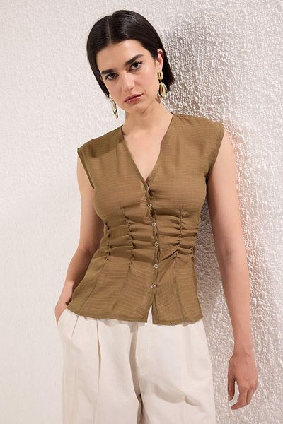 Trendyol Collection Χακί διαφανές κουμπωτά Εφαρμοσμένη αμάνικη υφαντή μπλούζα TWOSS25BZ00554