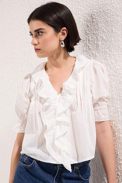 Trendyol Collection Cămașă albă cu decolteu în V cu volane TWOSS25GO00164