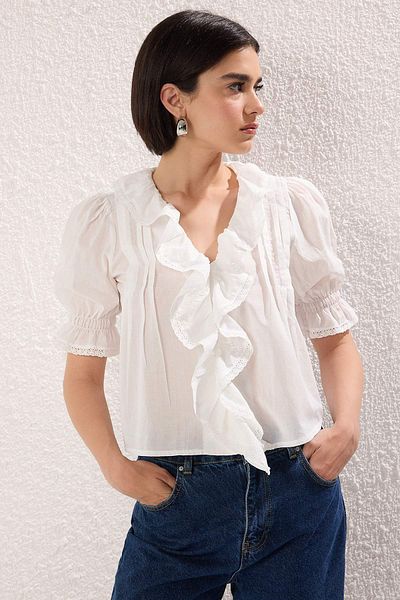 Trendyol Collection Cămașă albă cu decolteu în V cu volane TWOSS25GO00164