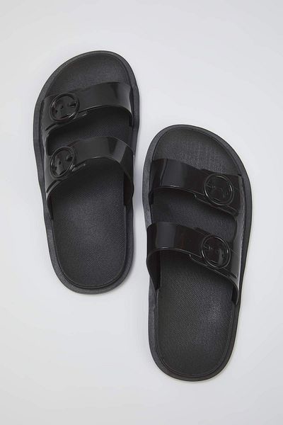 TRENDYOL SHOES Černé dámské pantofle s dvojitým páskem a přezkou TAKSS25TE00060