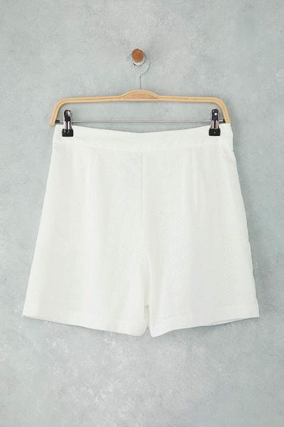 Trendyol Collection Weiße, mit Baumwolle gefütterte Brode-Shorts und Bermudas TWOSS25SR00225