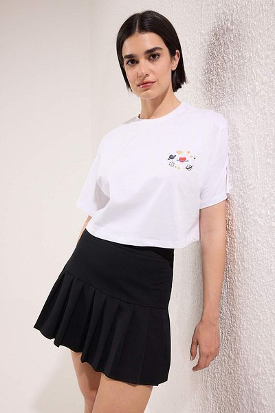 Trendyol Collection White Galaxy Printed Relaxed/Comfortable Fit 100% Cotton Crop Knitted T-Shirt Twoss23Ts00038