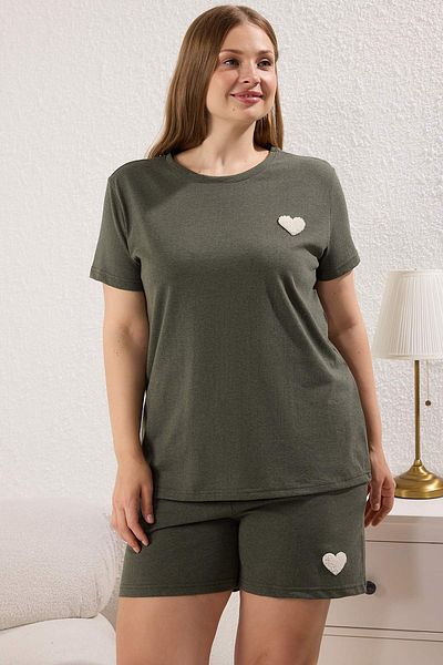 Trendyol Curve Khakifarbenes gestricktes Pyjama-Set mit Herz-Patch TBBSS25AI00005