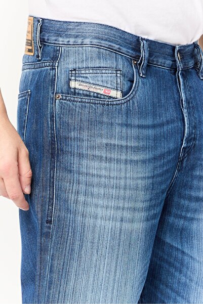Diesel Men 2020 D-Viker Straight Fit Washed No Stretch Jeans, Blue
