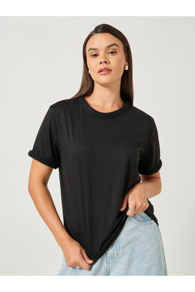 Styli تي شيرت بقصة عادية وأكمام قصيرة وتفاصيل دانتيل