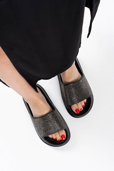 TOCCY شبشب نسائي صيفي أنيق بتفاصيل حجر أسود