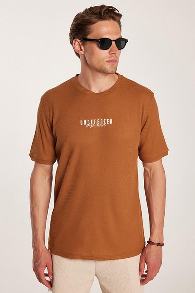Tudors Tricou pentru bărbați, din bumbac, cu croiala standard, cu decolteu de bază, imprimat, scorțișoară