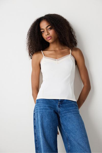 Penti Cremefarbenes Slim-Fit-Unterhemd mit V-Ausschnitt und Spitze