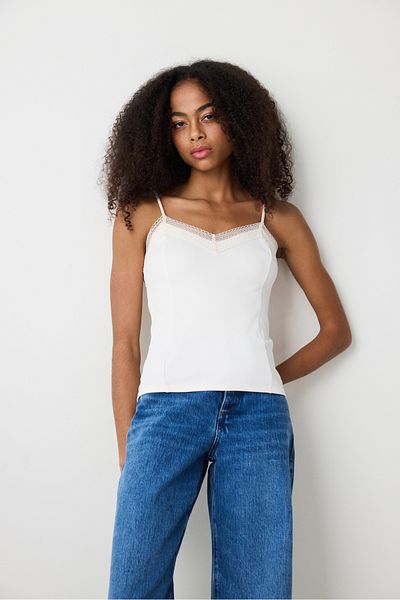 Penti Cremefarbenes Slim-Fit-Unterhemd mit V-Ausschnitt und Spitze