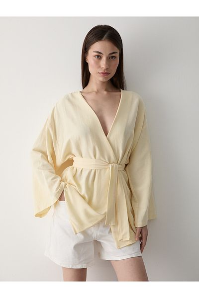 Laluvia Gelber Baumwoll-Kimono mit Knopfleiste und Gürtel aus Leinen