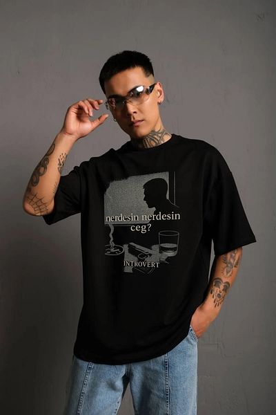 swOzz Tricou negru oversize unisex – „Unde ești Nerdesin Ceg?” Model imprimat cu tematică rap scris
