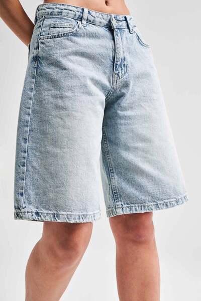 its basic Мішкуваті жіночі джинсові шорти довжини міді - відтінок джинсового кольору