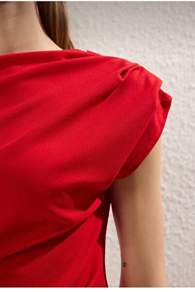 peri tower Bluză din țesătură creponată tricotată cu decolteu asimetric, cu detaliu drapat/încâlcit